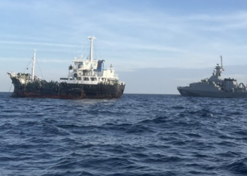 เรือปริศนากลางอ่าวไทย! ทร.ภาค 1 บุกจับเรือขนน้ำมันเถื่อนกว่าหมื่นลิตร ไม่ติดธงชาติ ลอยลำใกล้เกาะเสม็ด รวบไต๋เรือ–ลูกเรือเขมร