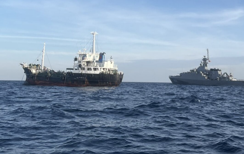 เรือปริศนากลางอ่าวไทย! ทร.ภาค 1 บุกจับเรือขนน้ำมันเถื่อนกว่าหมื่นลิตร ไม่ติดธงชาติ ลอยลำใกล้เกาะเสม็ด รวบไต๋เรือ–ลูกเรือเขมร