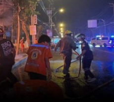 ระทึกกลางดึก! ไฟไหม้ร้านที่นอน–เฟอร์นิเจอร์ ชายหญิงช็อก กระโดดหนีจากชั้น 2 รอดหวุดหวิด