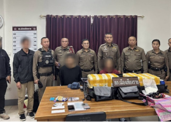 รถทัวร์ยังไม่ทันออก ตร.เชิญ 2 ผู้โดยสารเปิดกระเป๋า เจอยาบ้าล็อตใหญ่ ไอซ์อีกกิโล