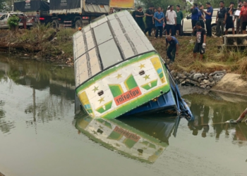 นาทีชีวิต! รถรับส่งนักเรียนเสียหลักพุ่งลงคลองหลังฝนถล่ม เด็กๆ หนีตายอลหม่าน เผยปาฏิหาริย์ที่ทำให้ทุกคนรอดชีวิตได้อย่างเหลือเชื่อ