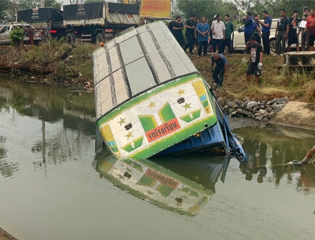 นาทีชีวิต! รถรับส่งนักเรียนเสียหลักพุ่งลงคลองหลังฝนถล่ม เด็กๆ หนีตายอลหม่าน เผยปาฏิหาริย์ที่ทำให้ทุกคนรอดชีวิตได้อย่างเหลือเชื่อ