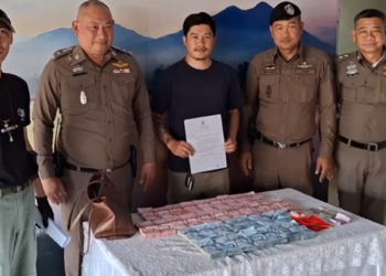 ระทึกกลางถนนคนเดินเชียงคาน พ่อค้าสะดุดกระเป๋าปริศนา เปิดดูแล้วมือสั่น ก่อนตัดสินใจทำในสิ่งที่ทั้งโซเชียลพูดถึง