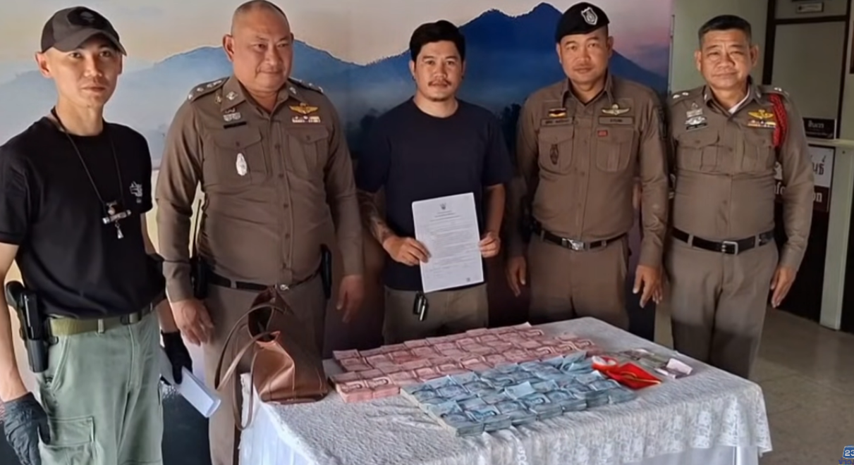 ระทึกกลางถนนคนเดินเชียงคาน พ่อค้าสะดุดกระเป๋าปริศนา เปิดดูแล้วมือสั่น ก่อนตัดสินใจทำในสิ่งที่ทั้งโซเชียลพูดถึง