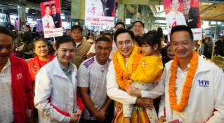 ออร่าจับ! “ยศชนัน” ขนทัพเพื่อไทยบุกร้อยเอ็ด ลุยตลาดทุ่งเจริญชิมข้าวจี่ แฟนคลับรุมล้อมกรี๊ดสนั่นชม “หล่อมาก” เจ้าตัวอ้อนขอคะแนนยึดหัวเมืองอีสาน