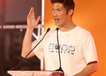 หมดด่านกั้น! “ธนาธร” ปลุกใจเลือกพรรคประชาชน ย้ำรอบนี้ไม่มี ส.ว. ขวางเจตจำนง มั่นใจถ้าชนะท่วมท้น “เท้ง ณัฐพงษ์” นั่งนายกฯ ทันทีแบบม้วนเดียวจบ