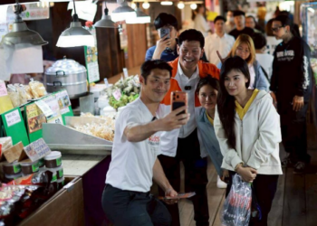 แค้นต้องชำระด้วยคะแนน! “ธนาธร” บุกนครปฐม ปลุกชาวบ้านเปลี่ยนความผิดหวังปี 66 เป็นพลังกาส้มท่วมทลาย โต้ข่าวลือขาลง ลั่นดึง “พิธา” เสริมทัพตอกย้ำกระแสยังแรงไม่มีแผ่ว