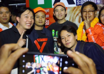 ระยองแตกของจริง! “พิธา” บุกช่วยหาเสียง ทะเลดาวพรึ่บเต็มพื้นที่ อ้อนชาวระยองกาส้มยกจังหวัด ตอกย้ำแลนด์สไลด์เหมือนสมัยก้าวไกล