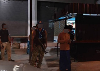 ระทึกยะรัง คนร้ายซุ่มยิงใส่ อส. ระหว่างยืนซื้อน้ำชา หน้า店 โชคดีก้มเก็บของ พ้นกระสุนเฉียดฉิว