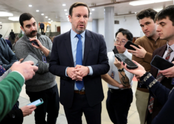 วุฒิสภาสหรัฐฯ เห็นชอบหลักการร่างมติอำนาจการทำสงคราม เพื่อหวังจะสกัดไม่ให้ โดนัลด์ ทรัมป์ มีมาตรการทางทหารในเวเนซุเอลาโดยที่รัฐสภาไม่อนุญาตอีก