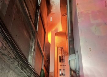 ไฟไหม้อาคาร ย่าน เยาวราช ซอย 1 เจ้าหน้าที่–รถดับเพลิงระดมฉีดน้ำ เร่งสกัดเพลิง