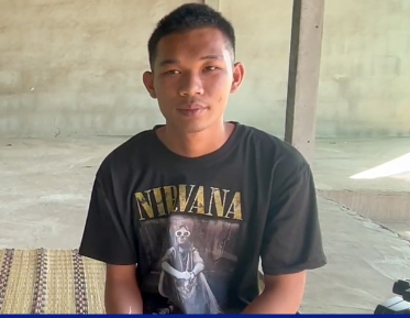 ‘พลทหารเรืองศักดิ์’ กลับบ้านสู่อ้อมกอดครอบครัว หลังบาดเจ็บสาหัสจากการปฏิบัติหน้าที่แนวหน้า นอกจากทีมแพทย์ ยังมีสิ่งยึดเหนี่ยวจิตใจเป็นของดีที่ ‘แม่ทัพเติ่ง’ มอบให้