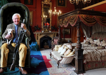 ทุ่มไม่อั้น! มหาเศรษฐีเฒ่าวัย 79 ยืนหยัดหาเมียสาวอายุไม่เกิน 30 หวังปั๊มลูกชายสืบมรดกหมื่นล้านให้ได้