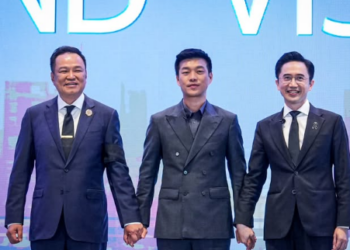วินาทีประวัติศาสตร์! 3 แคนดิเดตนายกฯ จับมือส่งสัญญาณลับบางอย่าง? เบื้องหลังภาพถ่ายที่อาจเปลี่ยนขั้วการเมืองไทยแบบฉับพลัน