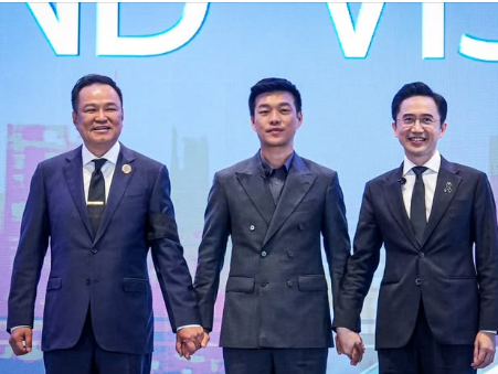 วินาทีประวัติศาสตร์! 3 แคนดิเดตนายกฯ จับมือส่งสัญญาณลับบางอย่าง? เบื้องหลังภาพถ่ายที่อาจเปลี่ยนขั้วการเมืองไทยแบบฉับพลัน