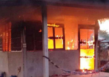 ผวาทั้งซอย! เพื่อนบ้านคลั่งอาละวาด บุกทุบทำลายข้าวของ–เผาบ้าน ซ้ำขู่ฆ่ายกครัว แจ้งความแล้วคดีเงียบ ไร้ความคืบหน้า