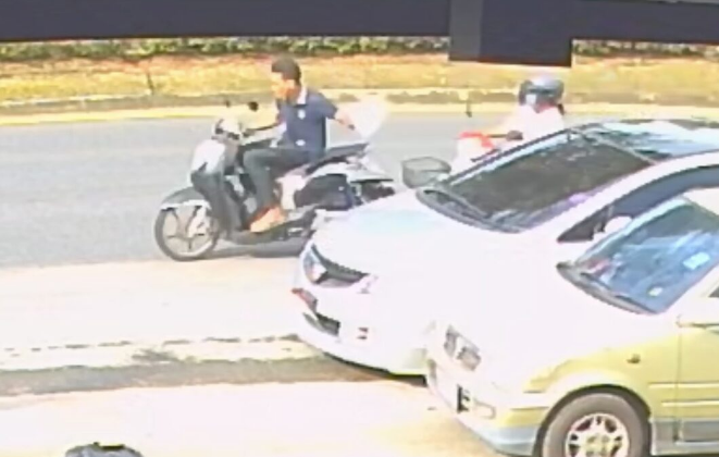 สุดสะเทือนใจ เมียขี่จยย. ถูกวัยรุ่นประกบกระชากกระเป๋า เงินผ่าตัดหัวใจสามี กล้องจับชัดกลางวัน ตีเนียนหลบหนี วอนตำรวจเร่งจับ