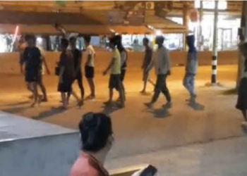 แรงงานเมียนมาเกือบร้อยคน ยกพวกไล่ตีกันกลางถนนสุดชุลมุน ชาวบ้านพากันผวา