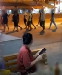 ไม่สนกฎหมาย! เมียนมานับร้อย เปิดศึกยกพวกอาวุธครบมือ ตะลุมบอนกลางถนน เจ็บ 2 ราย