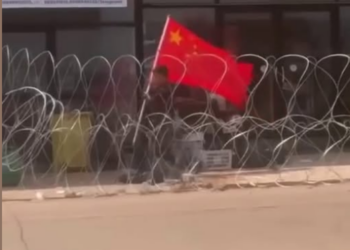 ทุนจีนรื้อลวดหนามหีบเพลงไทย ชูธงชาติเตรียมเปิดร้านค้าฝั่งทมอดา ผบ.ฉก.นย.ตราด เผยไทยไม่ยอม ก่อนได้ข้อสรุปให้ย้ายลวดหนามไปกั้นแนวหลังร้านแทน