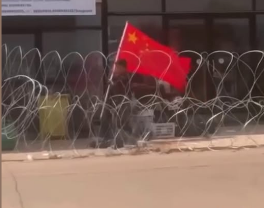 ทุนจีนรื้อลวดหนามหีบเพลงไทย ชูธงชาติเตรียมเปิดร้านค้าฝั่งทมอดา ผบ.ฉก.นย.ตราด เผยไทยไม่ยอม ก่อนได้ข้อสรุปให้ย้ายลวดหนามไปกั้นแนวหลังร้านแทน